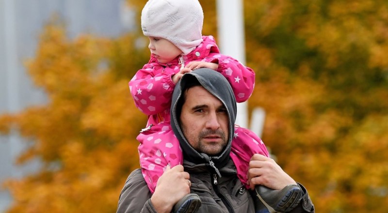 В наше время отцам необходимо брать на себя семейную нагрузку. Фото Кирилла КАЛЛИНИКОВА / РИА Новости.