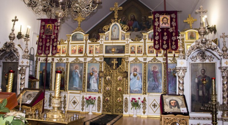 Иконостас алуштинского храма Всех Крымских Святых и Феодора Стратилата.