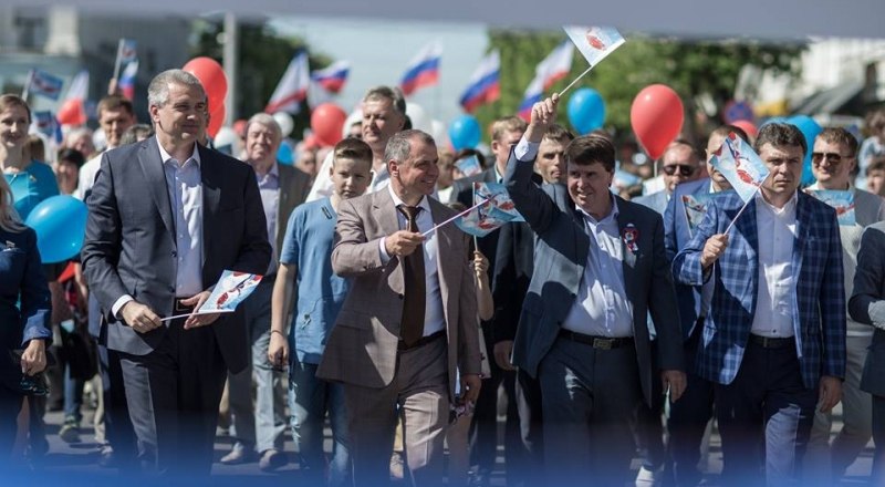 Во главе первомайской колонны - руководители республики, крымские депутаты Госдумы и Совета Федерации.