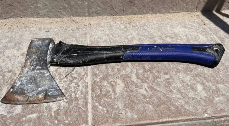 Топор нужен для колки дров, но не человеческих жизней. Фото Прокуратуры РК. 