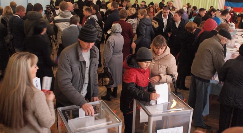 Очередь на избирательном участке в ДНР.