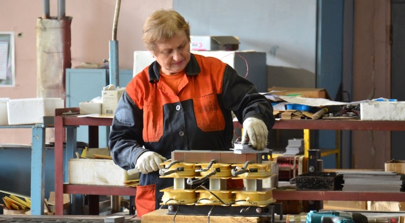 Женщины на производстве давно уже никого не шокируют. Фото Александра КАДНИКОВА.