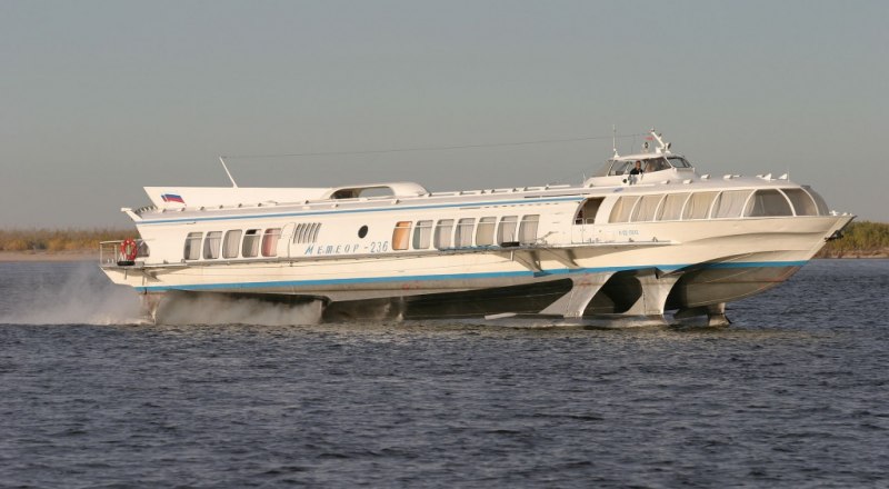Скоростной речной пассажирский теплоход на подводных крыльях «Метеор».