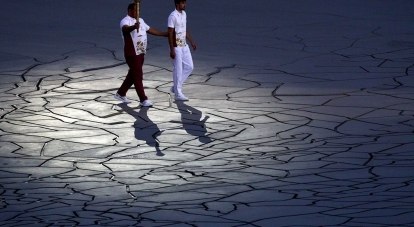 Через мгновение двукратный чемпион Паралимпийских игр по дзюдо Ильхан Закиев и чемпион юношеских Олимпийских игр по тхэквандо Саид Гулиев зажгут огонь Игр в Баку.