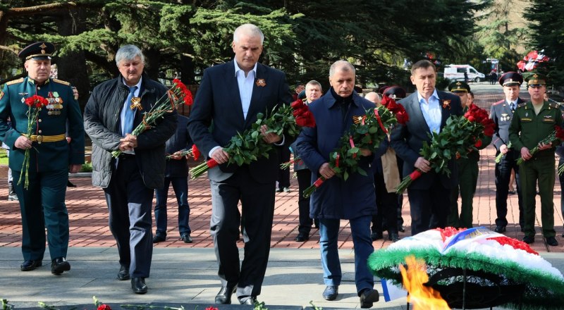 Первые лица республики почтили память освободителей Крыма.