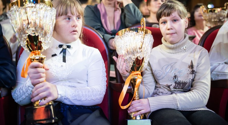 Ксения Пинчук (справа) получила награду в свой день рождения.