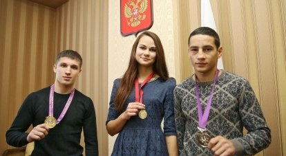 Победители международных соревнований: Вадим Кудряков, Анастасия Крюкова и Арсен Мустафаев (слева направо).