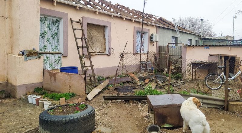 Разрушения от падения украинского снаряда в селе Таврическом