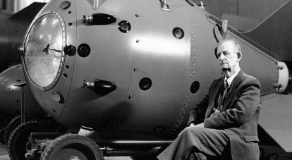 Учёный-физик Юлий Харитон и его детище - первая советская ядерная бомба.