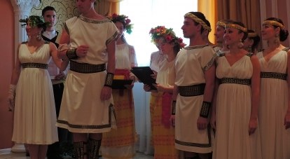 На греческой свадьбе роль букета невесты исполняет туфелька.