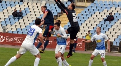 В одиночку оборону севастопольцев и их вратаря Сергея Науменко не пробьёшь, в этом убедились зрители в Симферополе.