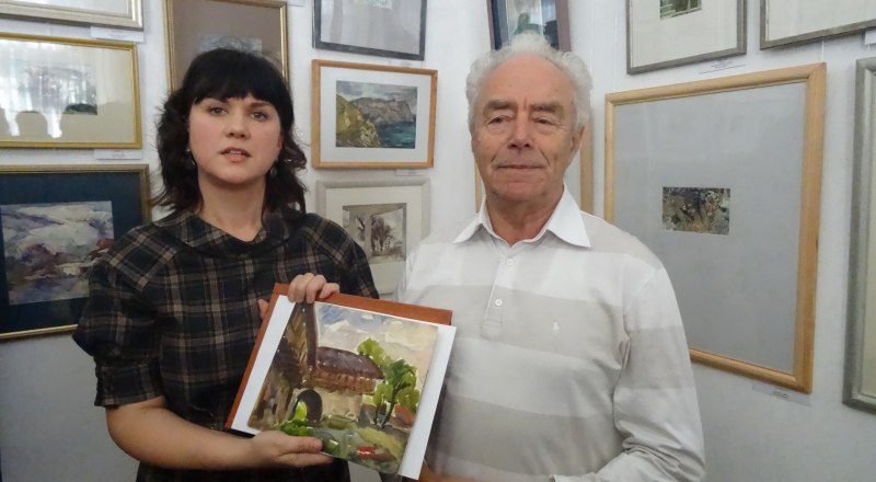 Замдиректора музея Светлана Глазунова с подарком.
