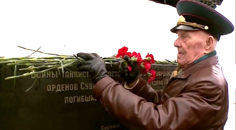 В Севастополе Александр Попов принёс цветы 24-м однополчанам, что покоятся под Т-34 на Зелёной горке.