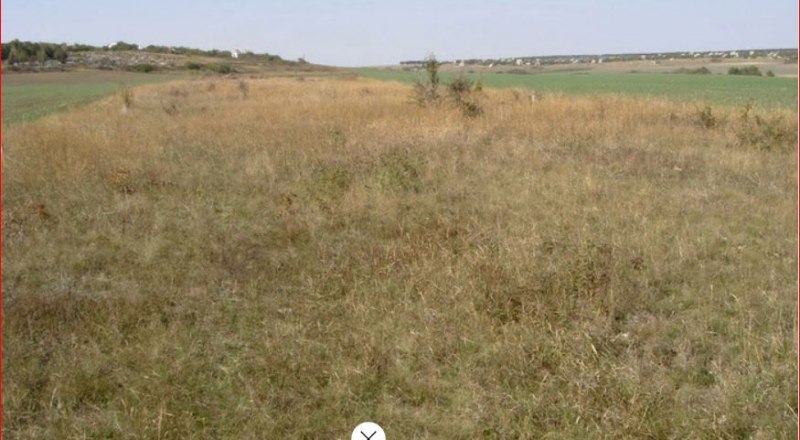 С виду - просто поле, на самом деле - братская могила. Ров на 10-м километре шоссе Симферополь - Феодосия.
