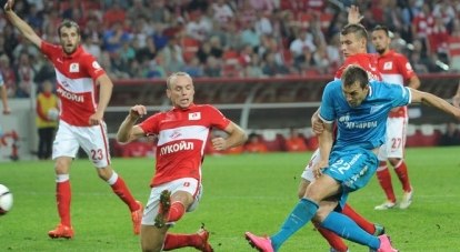 Гол забивает центральный нападающий сборной России и «Зенита» Артём Дзюба.