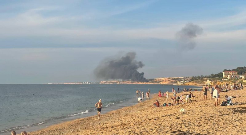 Отдыхавшие на пляже в Любимовке люди стали свидетелями взрыва на Бельбеке. Фото из открытого источника.