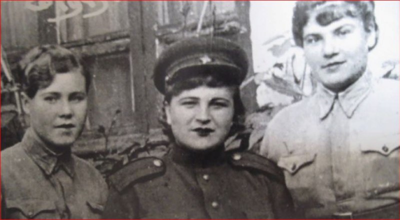 Екатерина Селищева (слева) с боевыми подругами.