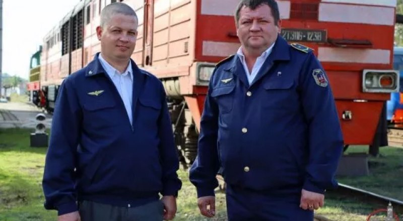 Машинист тепловоза Юрий Квашнин (справа) и его помощник Виктор Прошин оперативно среагировали и отцепили 25 вагонов. Фото КЖД.