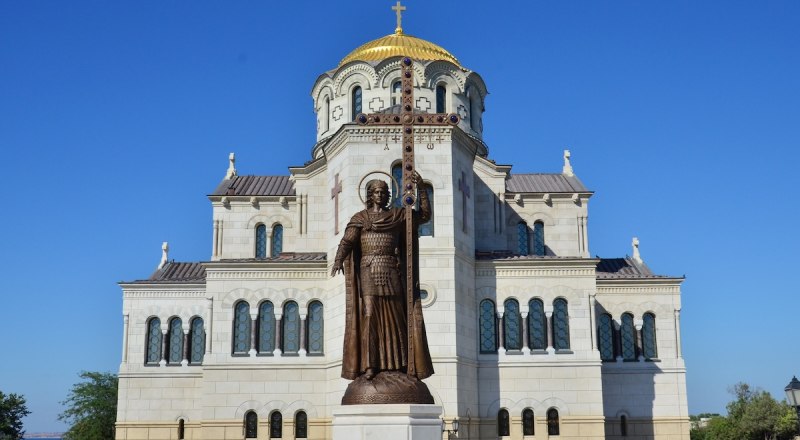 Памятник Крёстному отцу всея Руси в Новом Херсонесе.