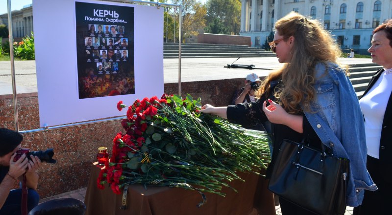 Сотни человек пришли на главную площадь Симферополя почтить память погибших в керченской трагедии.