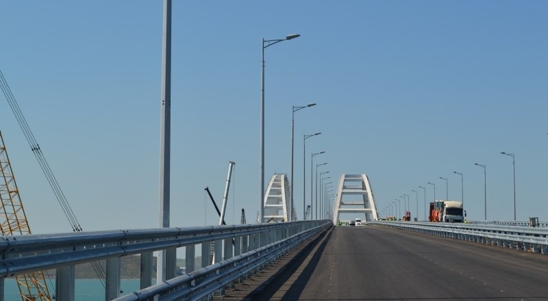 Поездка на машине по Крымскому мосту из мечты скоро станет реальностью.