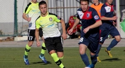 В атаке - герой поединка между евпаторийцами и симферопольцами Назим Эюпов, забивший два красивых мяча в ворота «таврийцев».