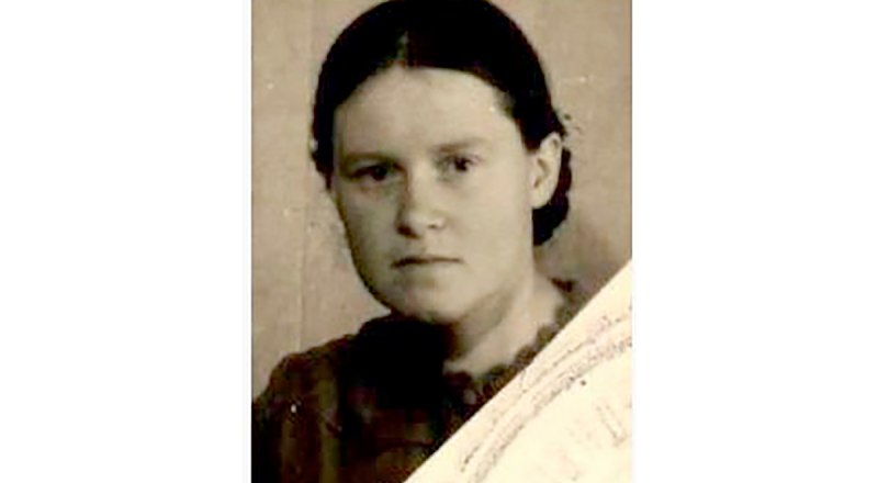 Ия Торбинская (Тарбинская) - такой она уходила на фронт. Фото из учётной карточки в военном архиве.