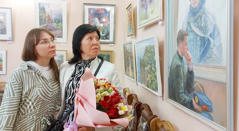 Автор картины «Брат» Ольга Алиева (слева) и Оксана Каменева.