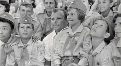 Первый космонавт Земли Юрий Гагарин был почётным артековцем./Фото из архива газеты.