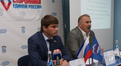 Сергей Боярский (слева) на встрече в Симферополе.