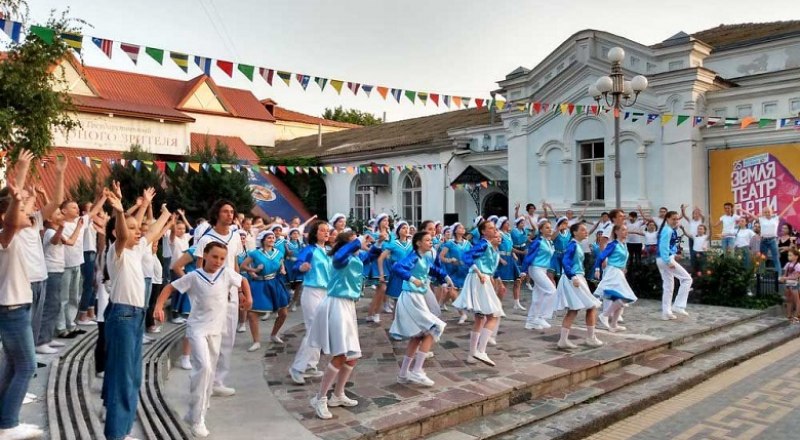 Летом Крымский государственный ТЮЗ традиционно проводит международный фестиваль «Земля. Театр. Дети».