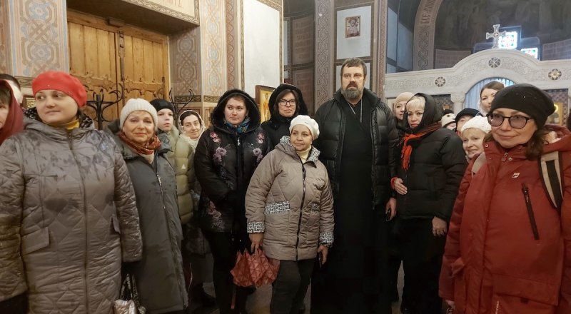 Паломников в храме Покрова пресвятой Богородицы встретил священник Павел (Выхристюк).
