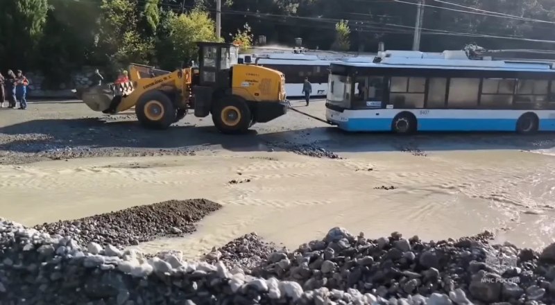 В Ялтинском троллейбусном парке спасали технику.