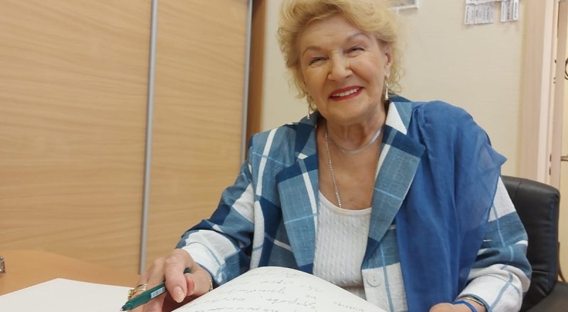 Светлана Дружинина оставляет автограф в книге почётных гостей евпаторийской школы №17.