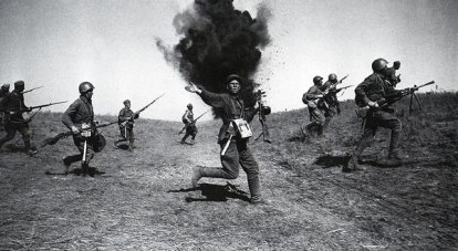В 1942 году фронтовой корреспондент Аркадий Шайхет запечатлел атаку советской пехоты в районе Сталинграда.