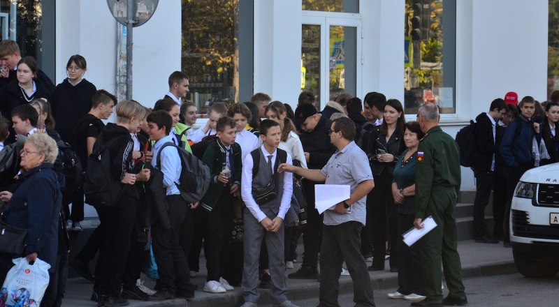 Школы перестали работать в нормальном режиме по всему Крыму. «Минирования» мешают.