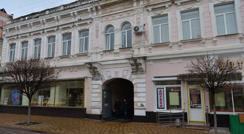 В этом здании в 20-50-х годах прошлого века на втором этаже располагалась редакция газеты «Красный Крым» (с 1952 года - «Крымская правда»).
