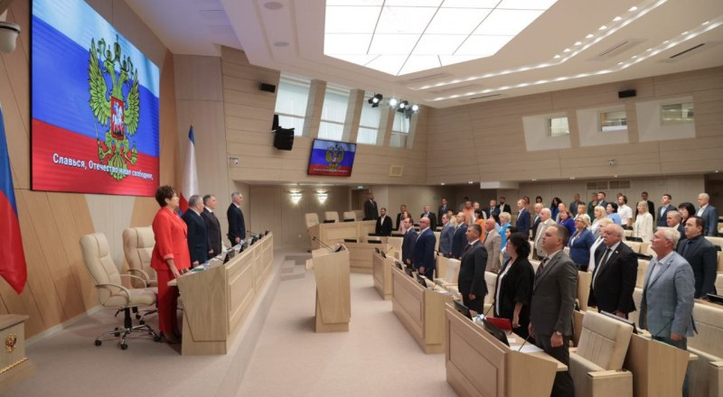 Каждая сессия крымского парламента открывается исполнением гимна нашей страны.