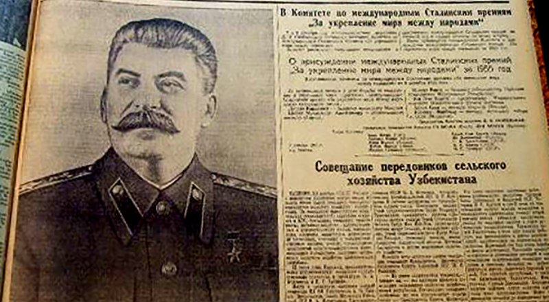 В декабре 1955-го Иосиф Сталин был ещё не опальным, о «культе» заговорят через несколько месяцев.