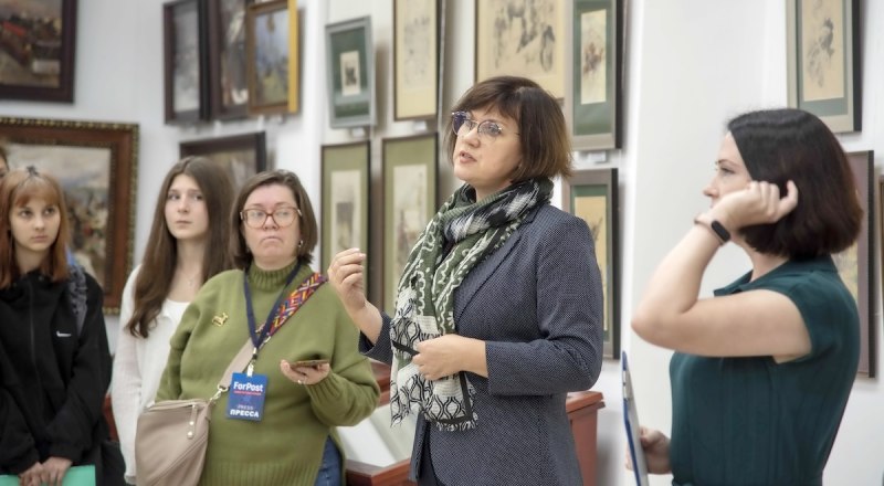 Выставку представляет Светлана Глазунова. Фото Дарьи Фращенко.