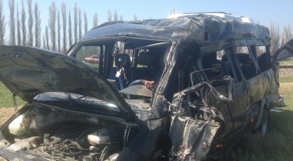 Из неофициальных источников известно, что за рулём микроавтобуса находился 48-летний уроженец Омска. От полученных травм он скончался на месте.