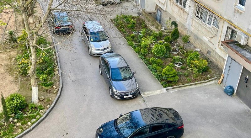 Во дворах Крыма две беды: горе-парковщики, которым на всех плевать, и громкая сигнализация. 