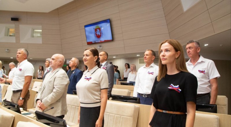 Гимн всегда слушают стоя. Заседание внеочередной сессии Госсовета республики 22 августа 2025 года.