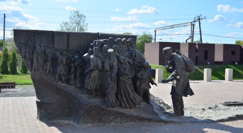 Один из мемориалов жертвам депортации - станция Сирень (Сюрень) Бахчисарайского района, 18 мая 1944-го более 75 тысяч крымских татар вывезли.