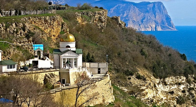 Вид на Свято-Георгиевский монастырь со смотровой площадки.
