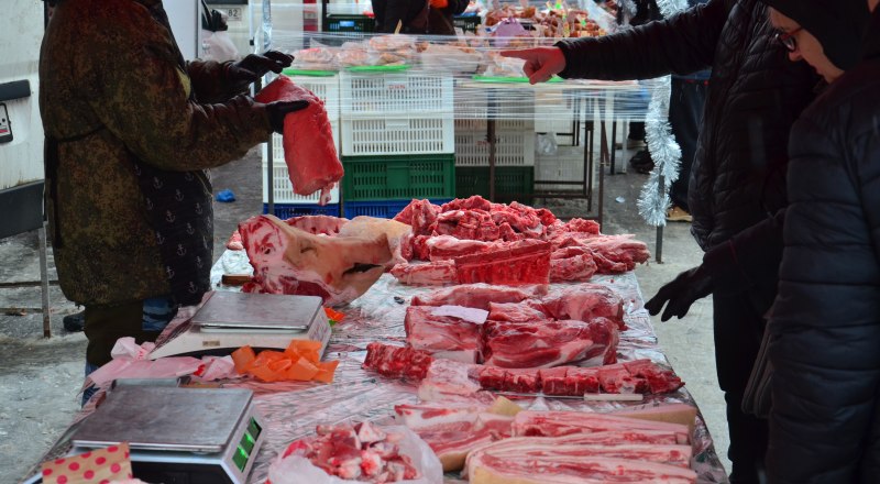 Несмотря на объективные трудности, хоть сектор продуктов питания пока в порядке. Фото Александра КАДНИКОВА.