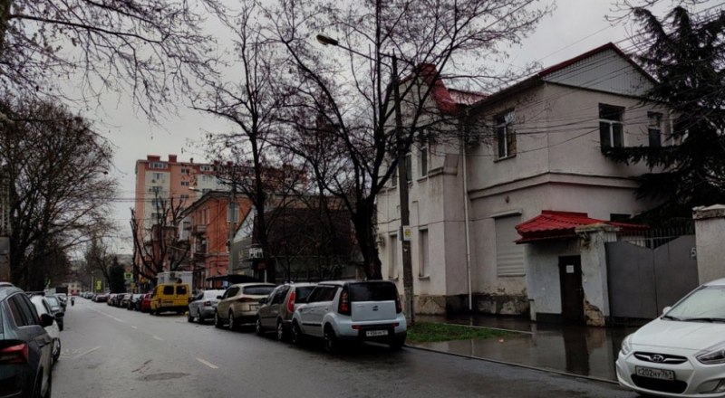 На месте двухэтажного особняка хотят построить высотку. Жильцы соседних домов категорически против такого соседства. Фото автора.