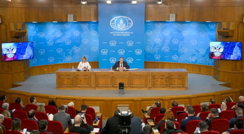 Во время пресс-конференции. Фото Юрия КОЧЕТКОВА/РИА Новости.