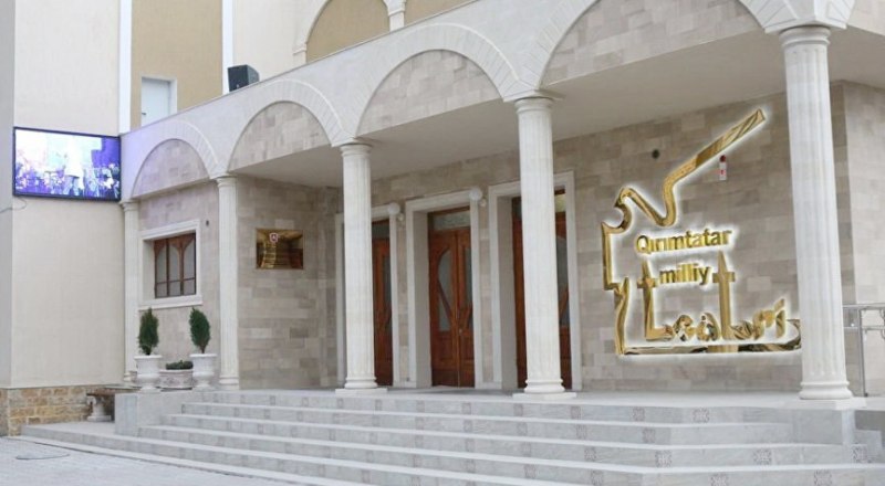 Крымскотатарский театр в ожидании зрителей.