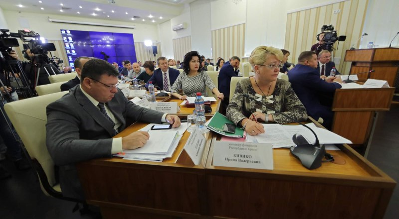 Ирина Кивико (справа) после согласования её кандидатуры на пост вице-премьера Крыма сохранит и занимаемую сейчас должность министра финансов.